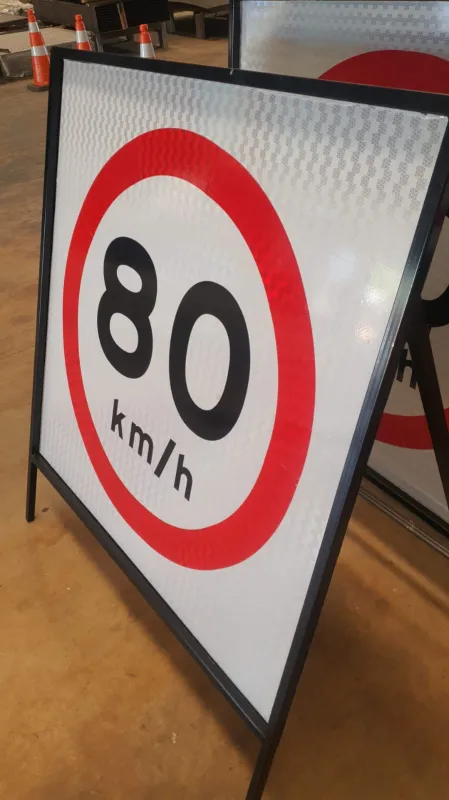 Cavalete para placa de sinalização