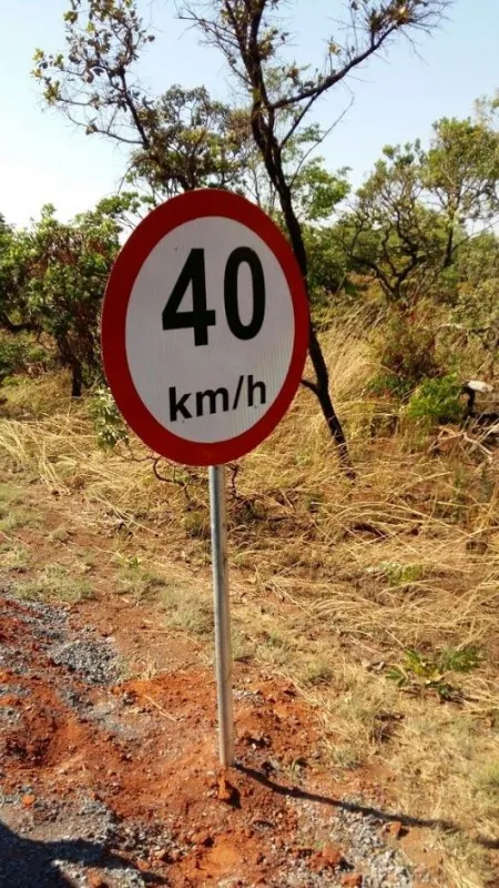 Placas de sinalização de trânsito