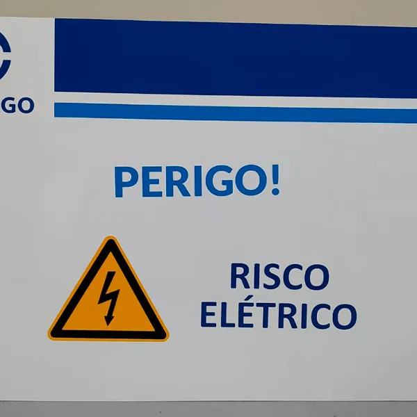 Placa de sinalização energia solar enel