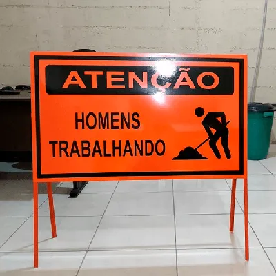 Placas de sinalização de obras construção civil