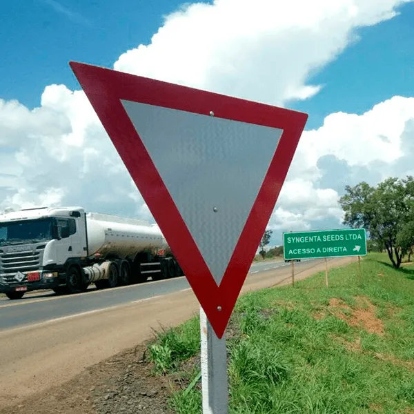 Placas de sinalização de obras em rodovias