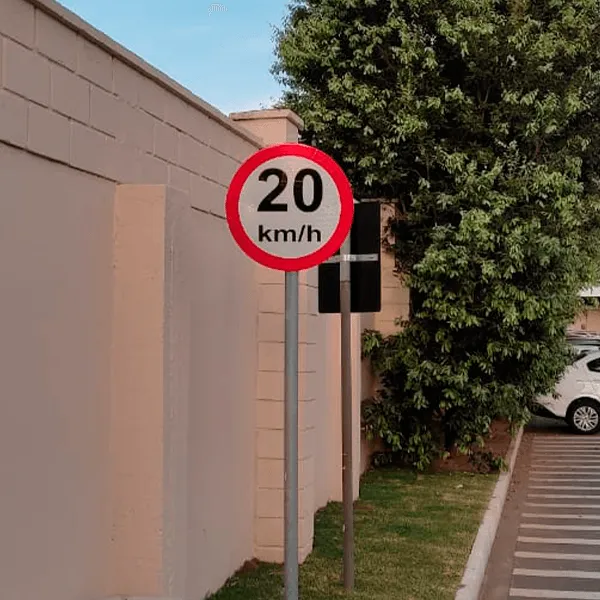 Placas de sinalização de ruas e avenidas